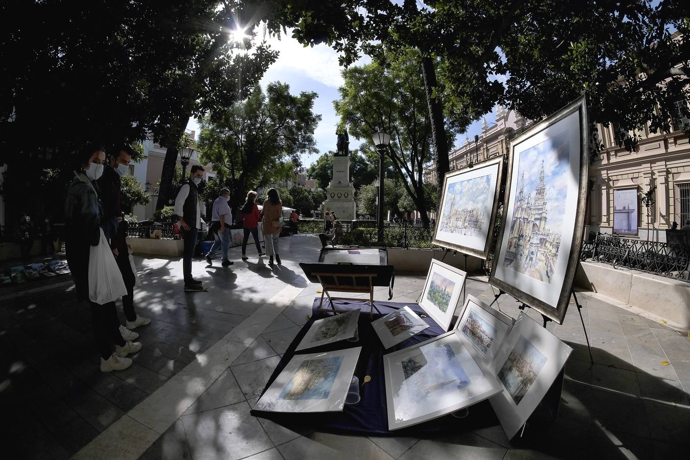 En imágenes, el arte vuelve a llenar la plaza del Museo