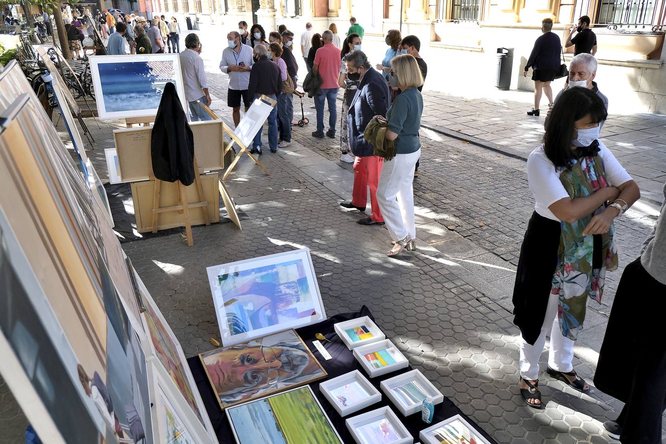 En imágenes, el arte vuelve a llenar la plaza del Museo