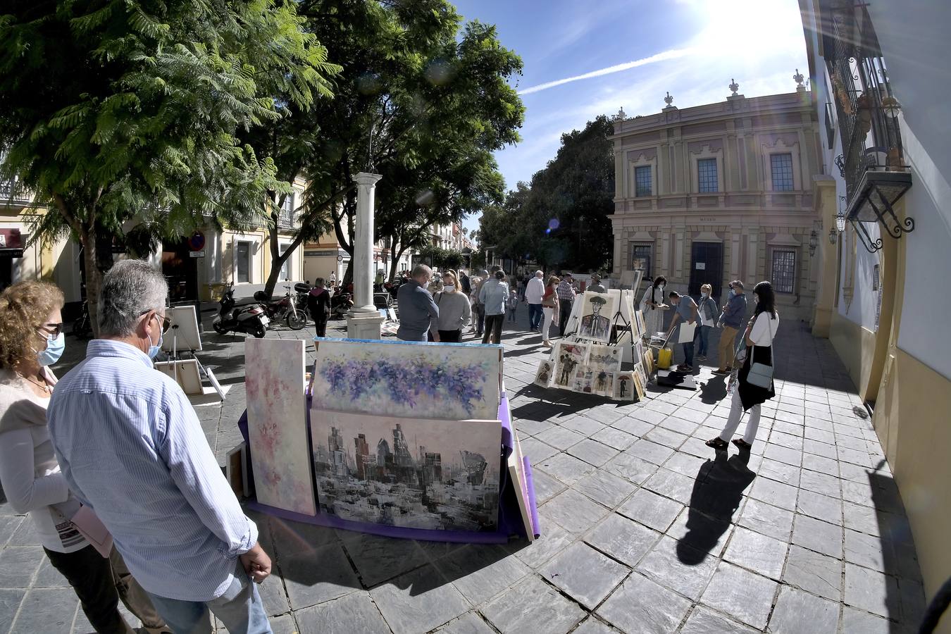 En imágenes, el arte vuelve a llenar la plaza del Museo