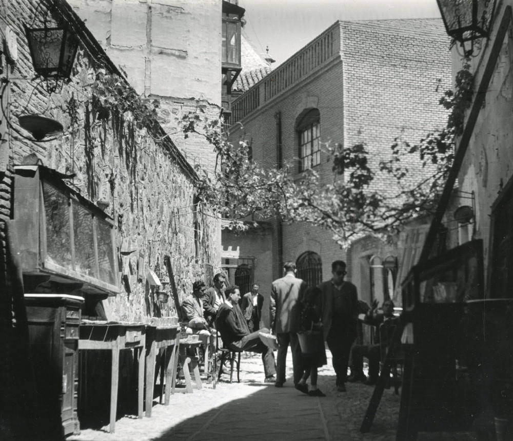 Ambiente del pasadizo del Ayuntamiento hacia 1965. En el siglo XX era conocido como de Balaguer, en alusión a la familia que aquí tenía su conocido comercio de antigüedades. Archivo Municipal de Toledo. 