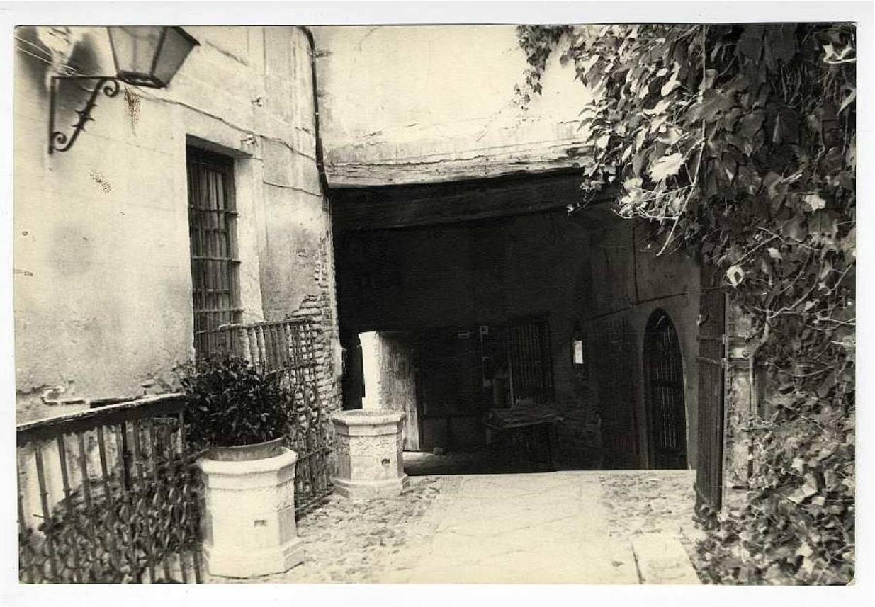 Salida del pasadizo hacia la calle de la Ciudad (ca. 1970). A la derecha, el arco de acceso a lo que fueron las antiguas caballerizas. Archivo Municipal de Toledo. Colección Luis Alba. 