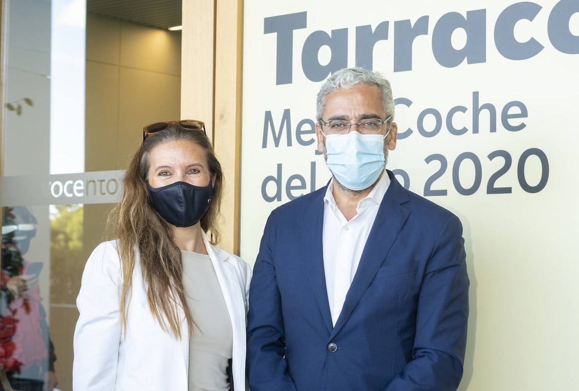 Ana Vellosillo, directora de Comunicación DS Automobiles España, junto a José Antonio León Capitán, director de comunicación del Grupo PSA. 