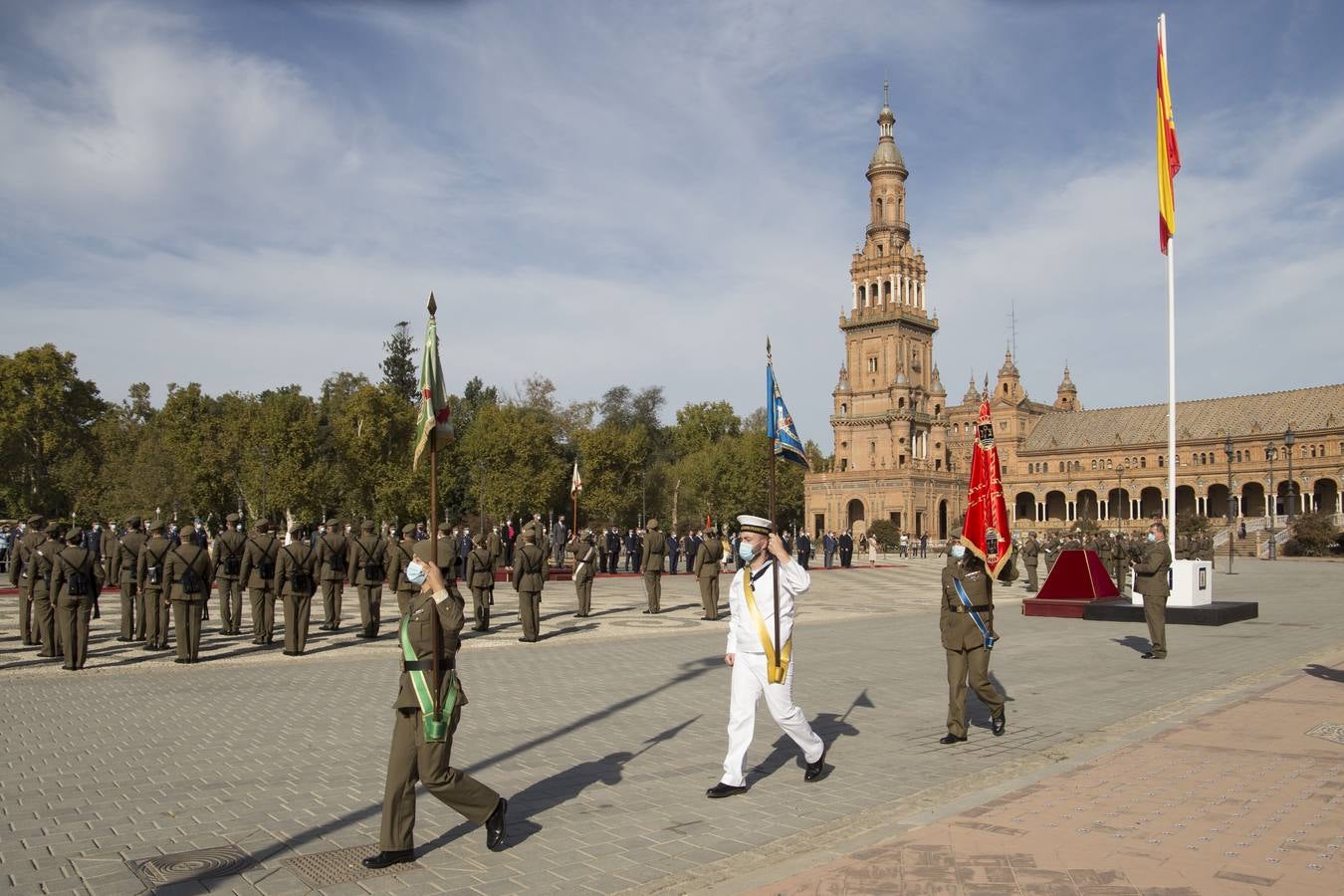 En imágenes, izado de la bandera nacional en la Plaza de España de Sevilla