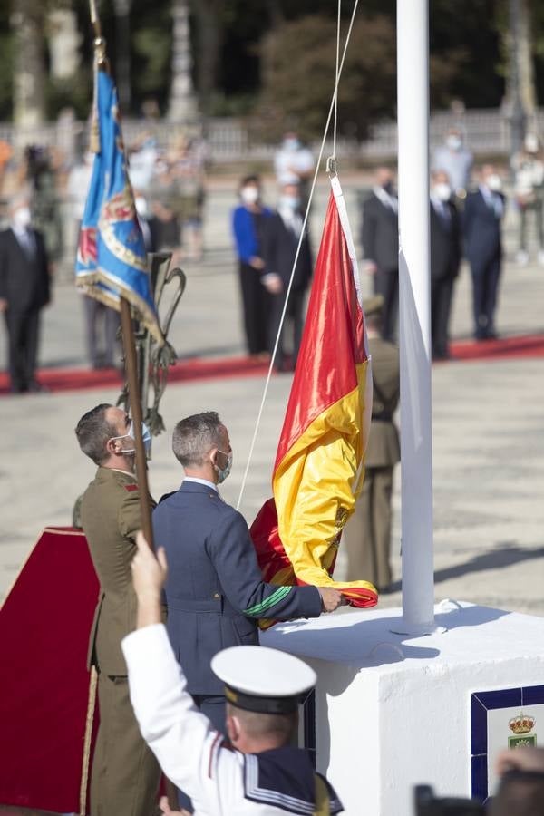 En imágenes, izado de la bandera nacional en la Plaza de España de Sevilla