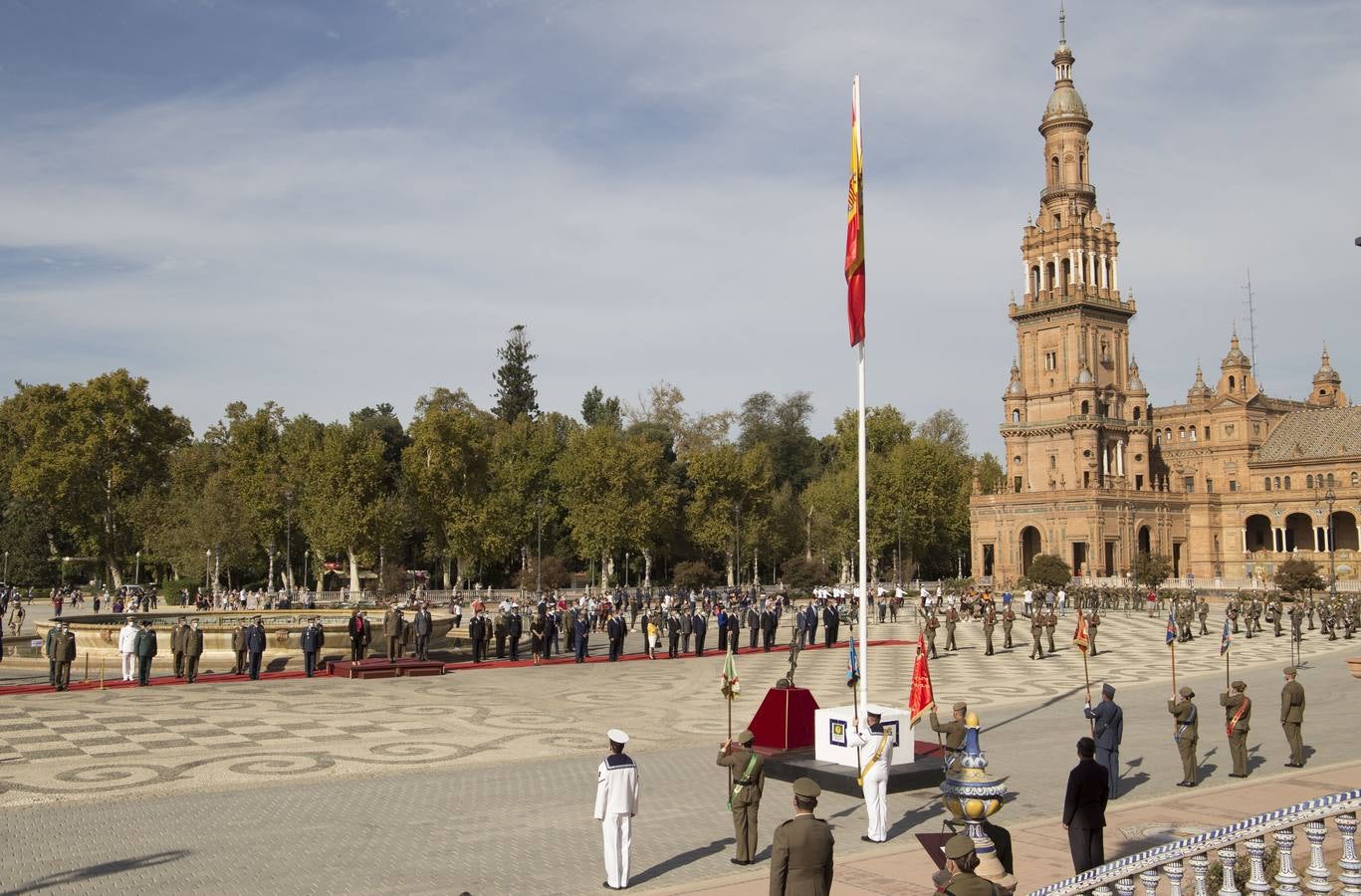 En imágenes, izado de la bandera nacional en la Plaza de España de Sevilla