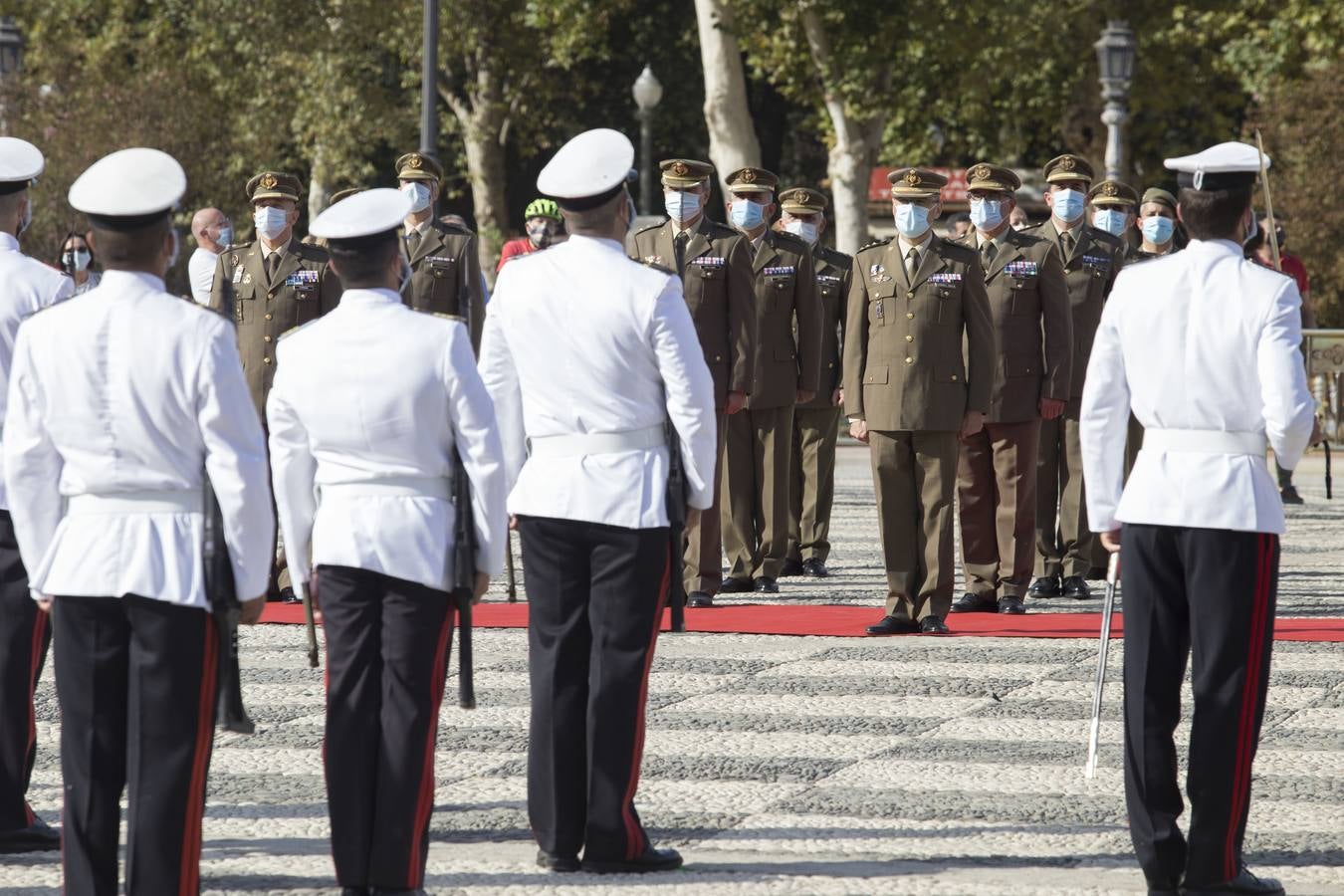 En imágenes, izado de la bandera nacional en la Plaza de España de Sevilla