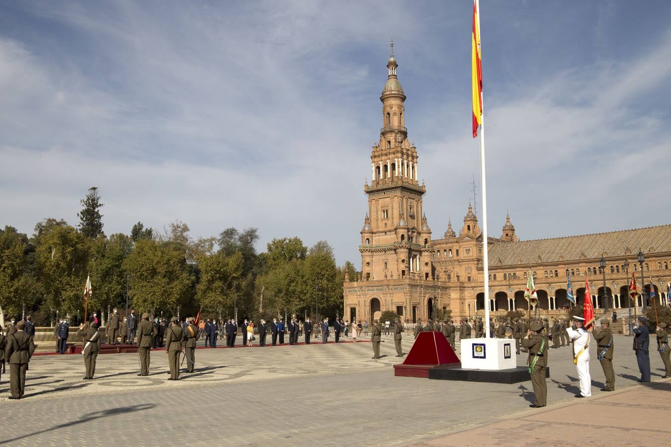 En imágenes, izado de la bandera nacional en la Plaza de España de Sevilla