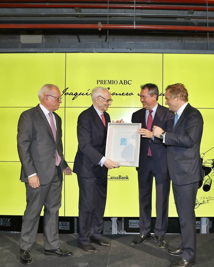 Andrés Amorós recogiendo el premio junto a Álvaro Ybarra, Juan Espadas e Ignacio Ybarra