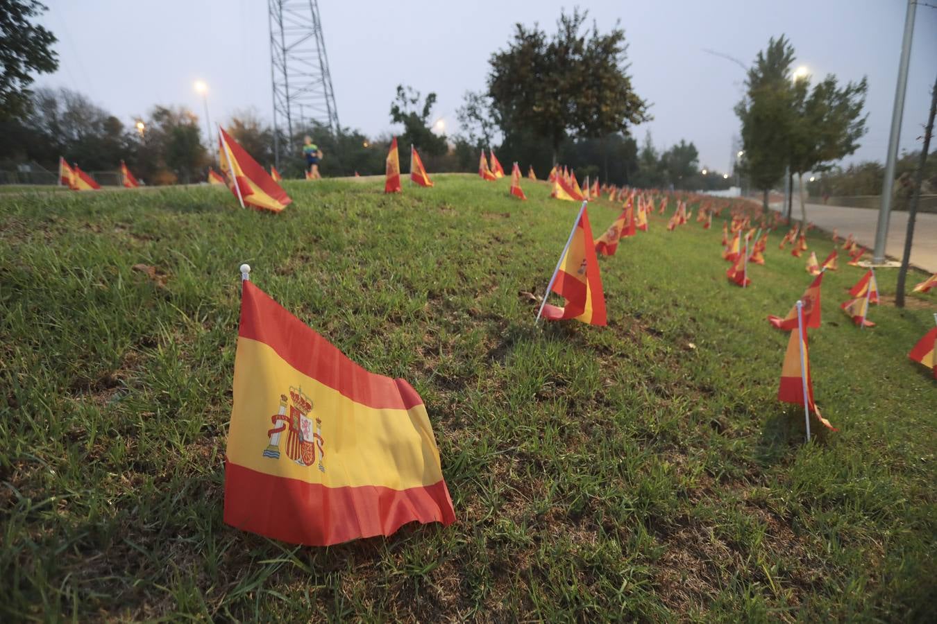 En imágenes, 53.000 banderas de España en Sevilla para homenajear a las víctimas del coronavirus