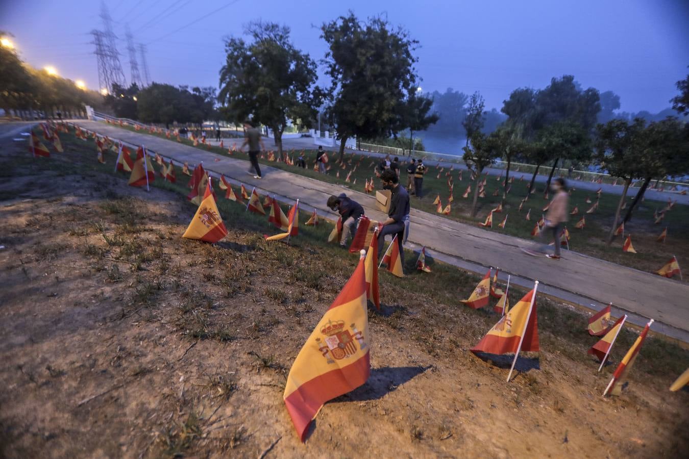 En imágenes, 53.000 banderas de España en Sevilla para homenajear a las víctimas del coronavirus