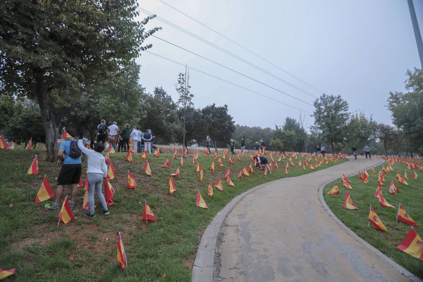 En imágenes, 53.000 banderas de España en Sevilla para homenajear a las víctimas del coronavirus