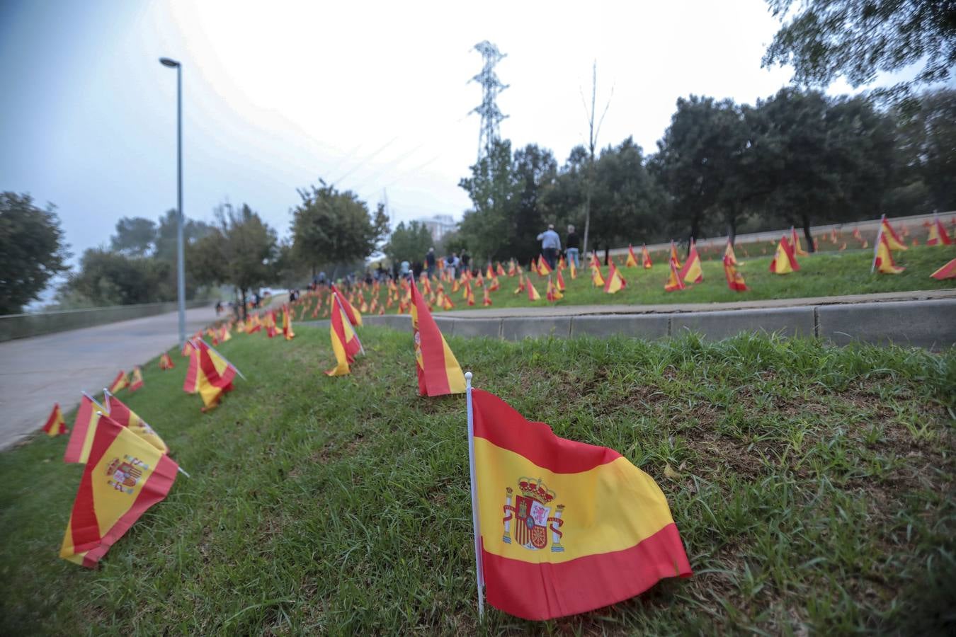 En imágenes, 53.000 banderas de España en Sevilla para homenajear a las víctimas del coronavirus