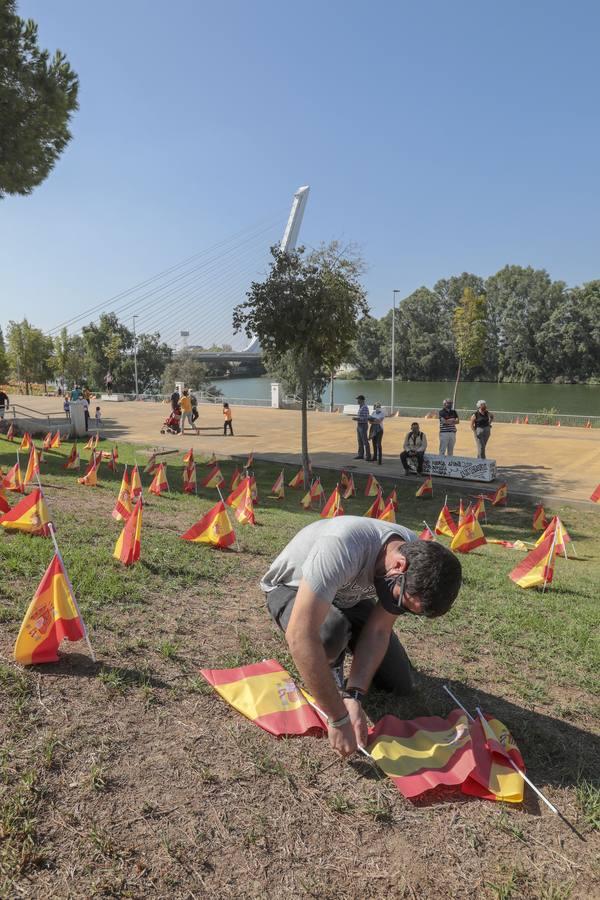 En imágenes, 53.000 banderas de España en Sevilla para homenajear a las víctimas del coronavirus