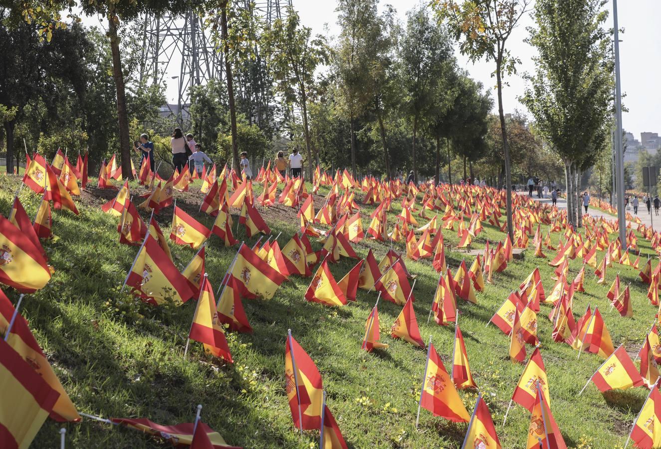 En imágenes, 53.000 banderas de España en Sevilla para homenajear a las víctimas del coronavirus