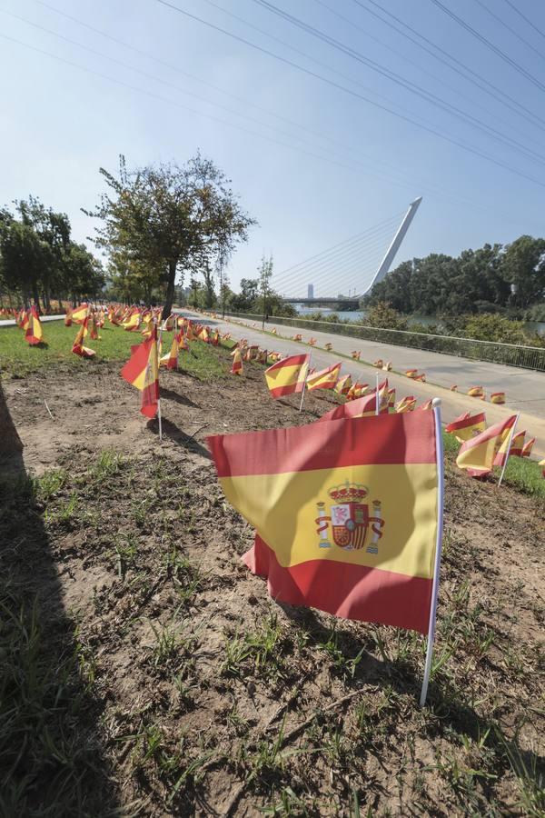 En imágenes, 53.000 banderas de España en Sevilla para homenajear a las víctimas del coronavirus