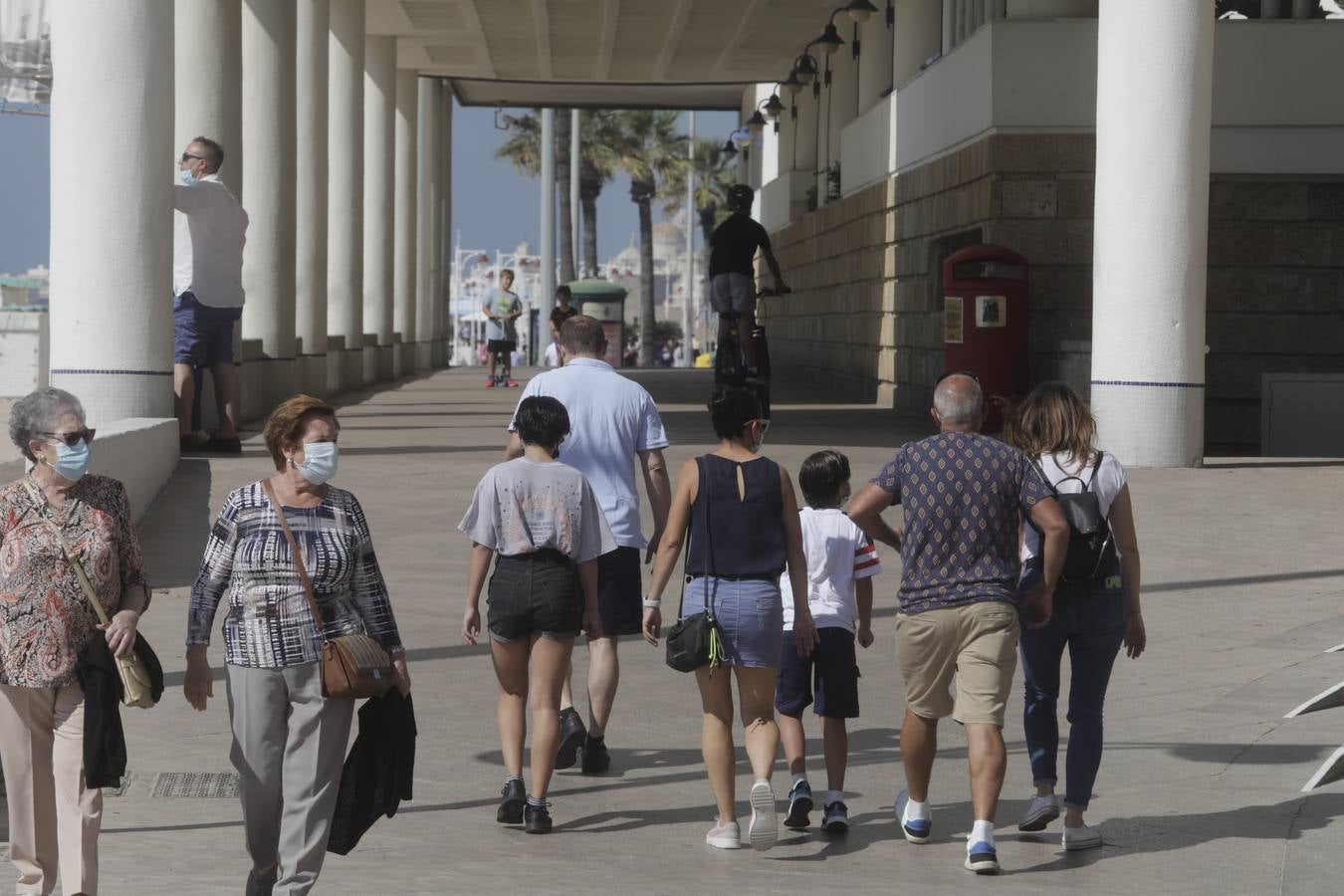 Ambiente en Cádiz en el puente del Pilar