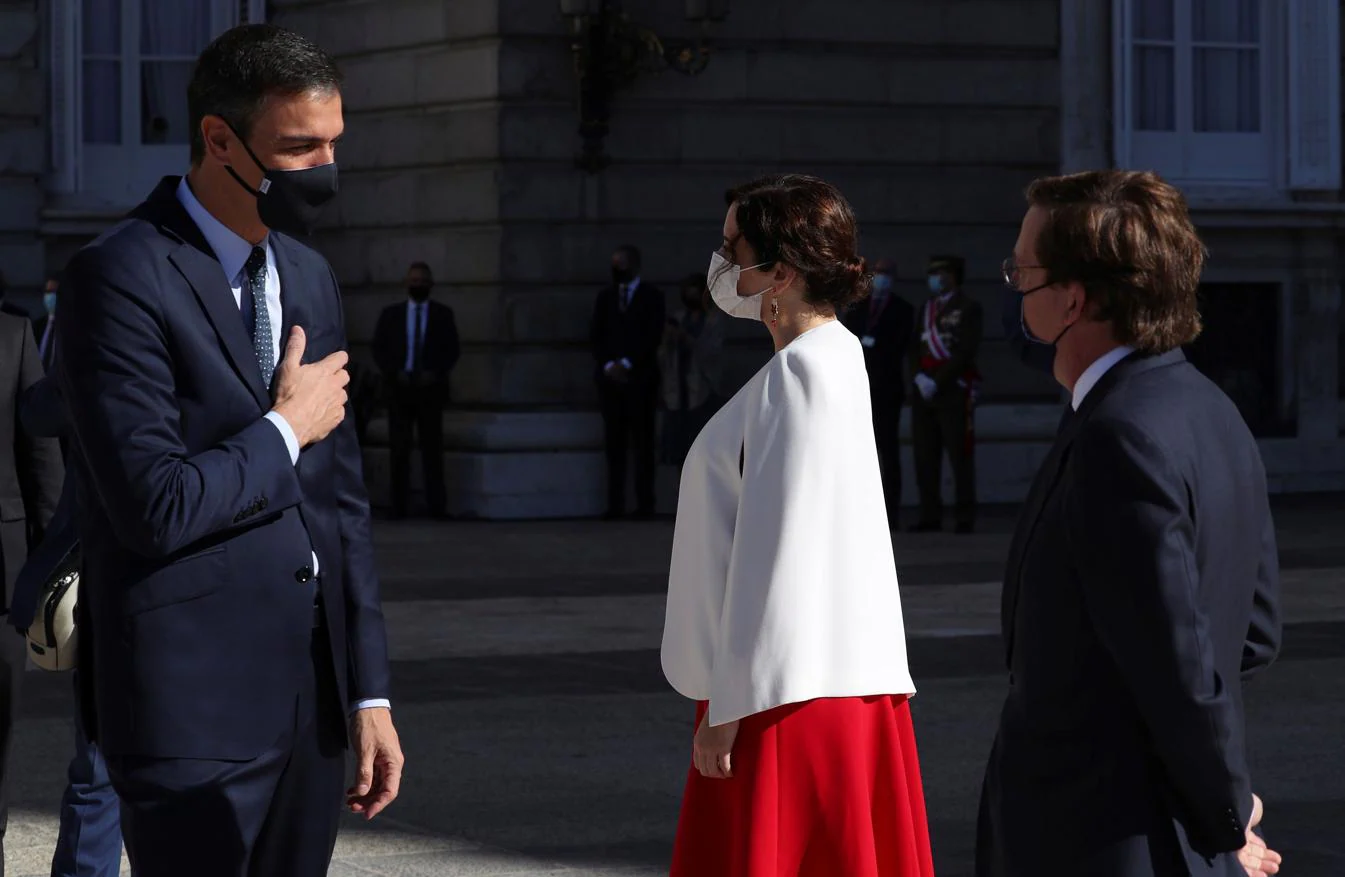 Sánchez se encuentra con Ayuso después del fallido «pacto de las banderas». 