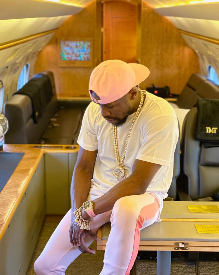 Floyd Mayweather. Es sabido por todos que el exitoso boxeador acumula una fortuna incalculable, por lo que no es de extrañar que, además de contar con coches de alta gama y propiedades de lujo, tenga un jet privado. Más de 54 millones de euros pagó Mayweather por este Gulfstream G650 que lleva impresas las letras de su apellido en la parte exterior, además de otros detalles personalizados.