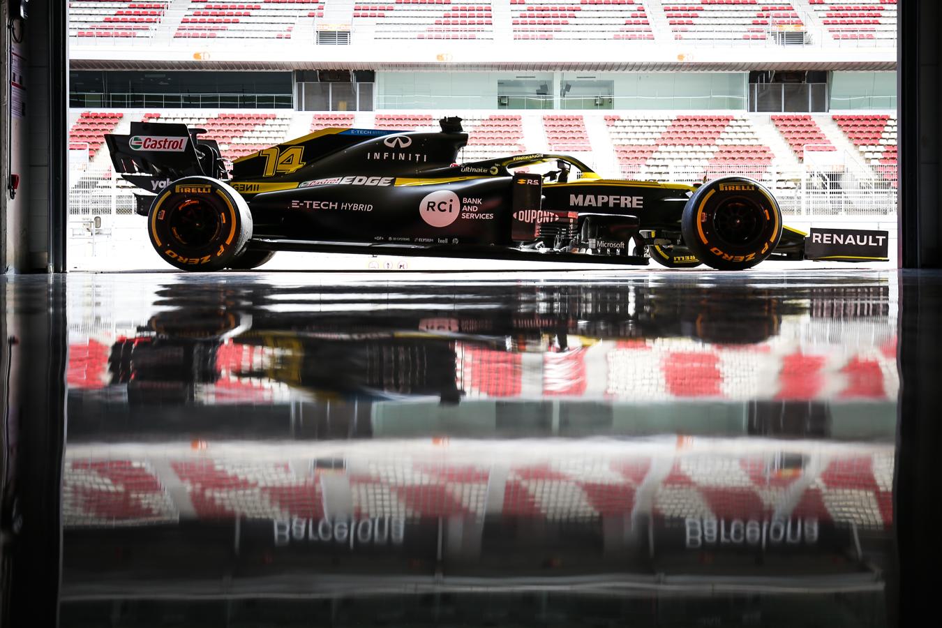 Todas las fotos del estreno de Fernando Alonso con el Renault RS20 en Montmeló