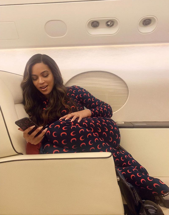 Beyonce &amp; Jay-Z. Fue en 2012 cuando Beyoncé decidió regalarle a su marido Jay Z un avión privado por el día del padre y ojo porque no es cualquier modelo. La ex Destiny Child se hizo con un Bombardier Challenger por la friolera de 40 millones de dólares. El jet tiene capacidad para quince personas e incluye un salón con sofás de cuero en color crema, una cocina totalmente equipada, una habitación y dos baños.