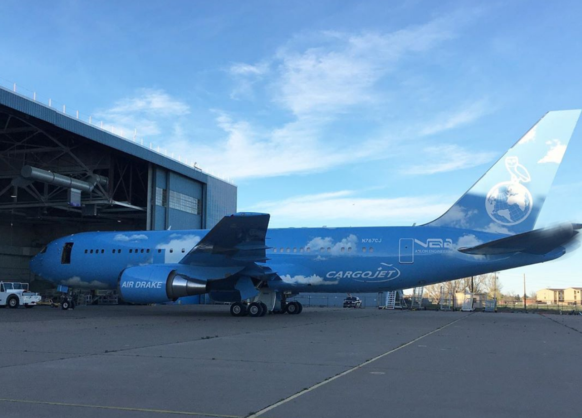 Drake. El rapero compró, en 2019, un Boeing 767 totalmente personalizado y preparado por la empresa Cargojet. Este avión cuenta con espacio para 30 pasajeros, dos habitaciones y espaciosas zonas comunes. En la parte exterior del mismo se puede leer Air Drake, nombre con el que lo ha bautizado. Lo mejor de todo es que ha sido el mismísimo Virgil Abloh el encargado de hacerle un lavado de imagen durante este 2020.