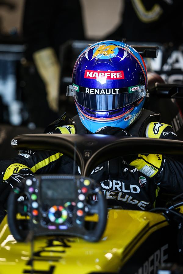 Todas las fotos del estreno de Fernando Alonso con el Renault RS20 en Montmeló