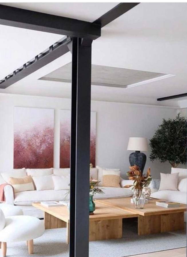 Otro ángulo del salón. 