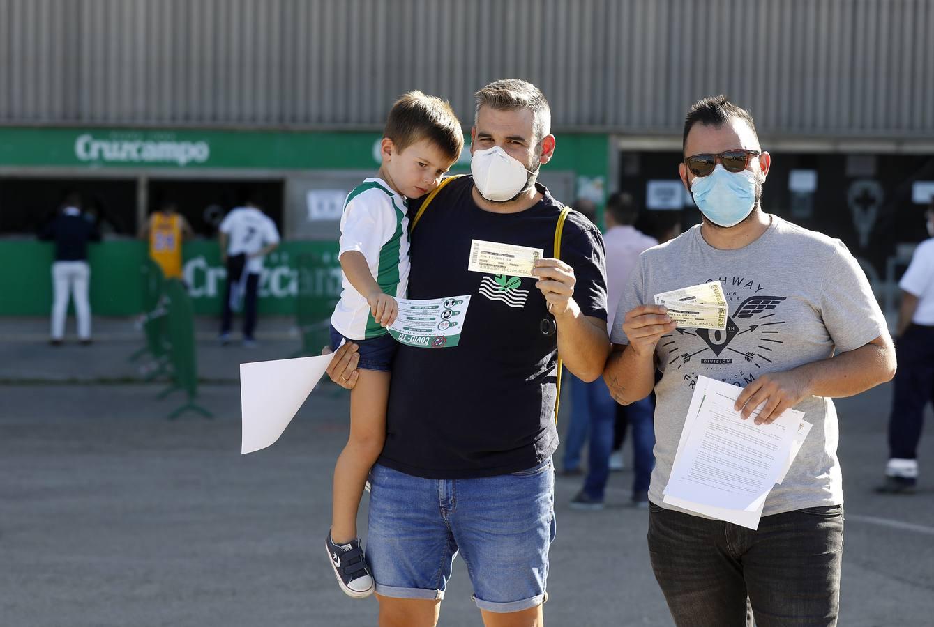 Las colas vuelven en El Arcángel por las entradas del Córdoba CF-Lorca, en imágenes