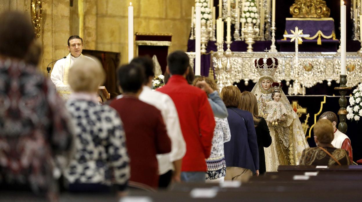 La visita a la Virgen de los Remedios de Córdoba en martes y 13, en imágenes