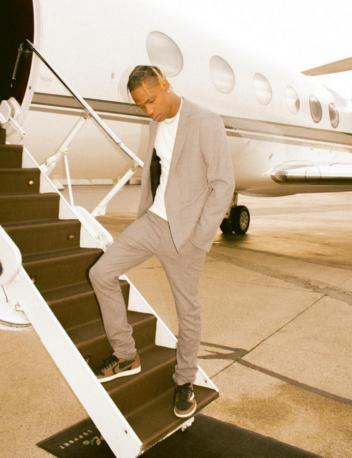 Travis Scott. El rapero, ex de Kylie Jenner y padre de su hija Stormi, no tiene problema en mostrar en sus redes sociales la vida de lujo que lleva. Además de grandes propiedades, coches de época y súper deportivos tiene un jet privado que le gusta decorar según la ocasión. De hecho, el artista personalizó su avión durante su gira Astroworld Wish You Were Here Tour pintando el exterior con diferentes colores.