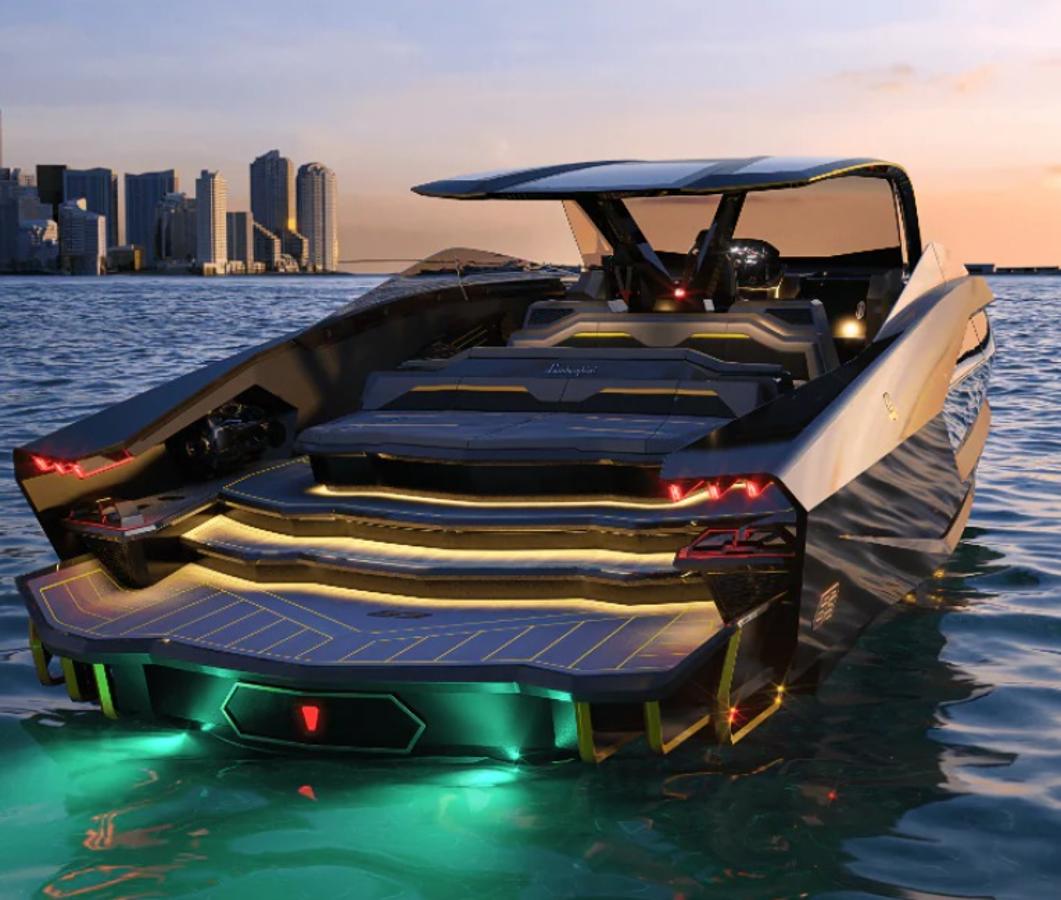 El nuevo capricho de Conor McGregor. En cuanto al exterior, el casco y la superestructura interpretan las líneas de diseño de los Lamborghini Miura y Countach de los años 60 y 70 con un toque moderno.