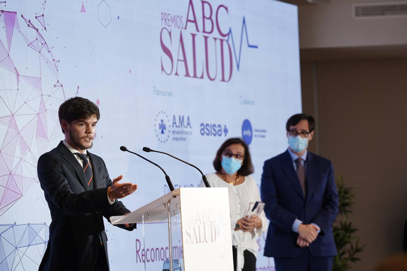 Alfonso Úcar y Marta López, viuda e hijo de Emilio Úcar, director médico y gerente del Hospital Santa Cristina de Madrid