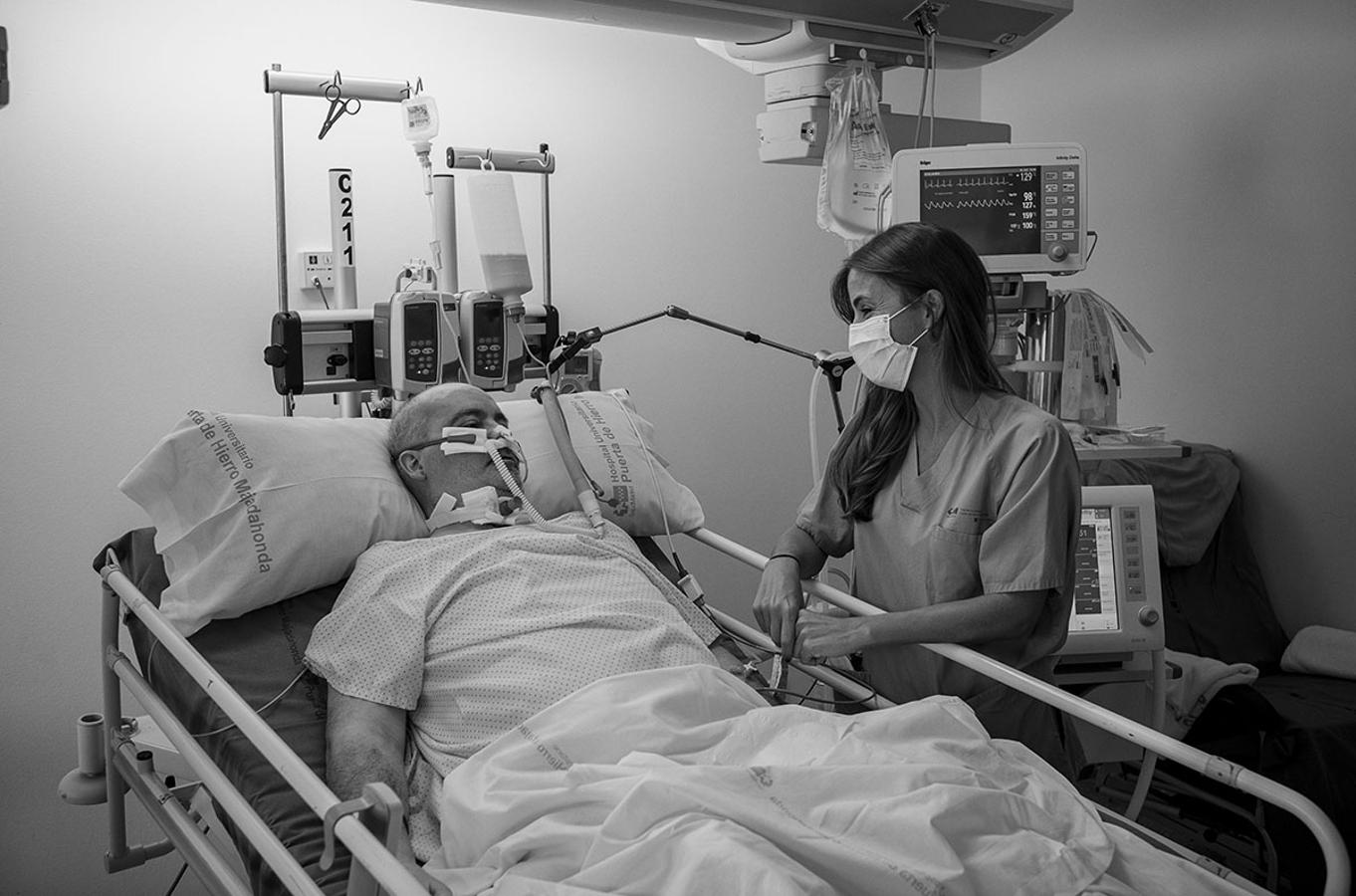 Javier Vicente González, junto a la doctora Inés Lipperheide en la UCI del hospital Puerta de Hierro.. 