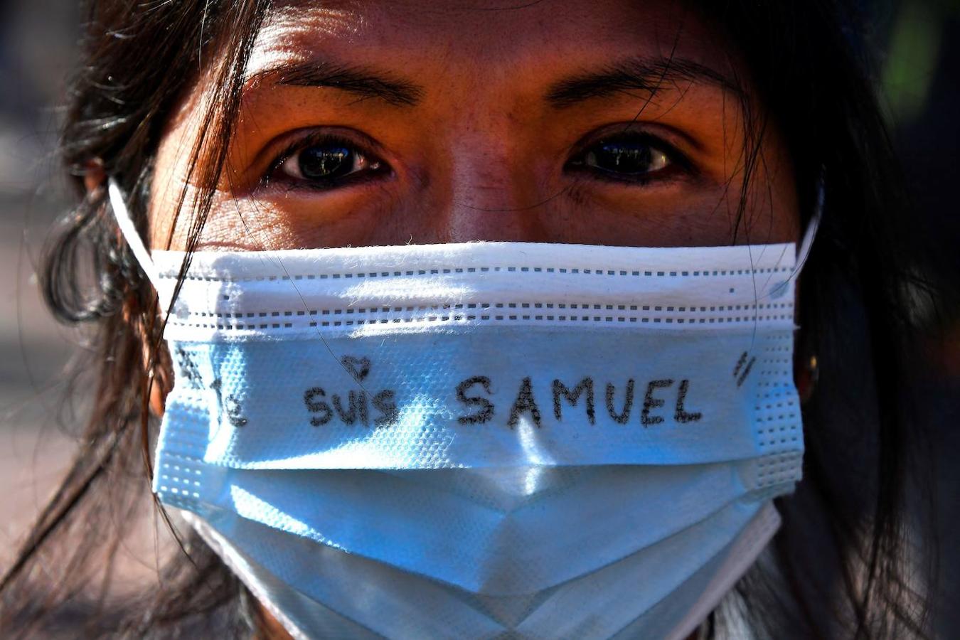 Una persona lleva una mascarilla en la que pone «Soy Samuel». 