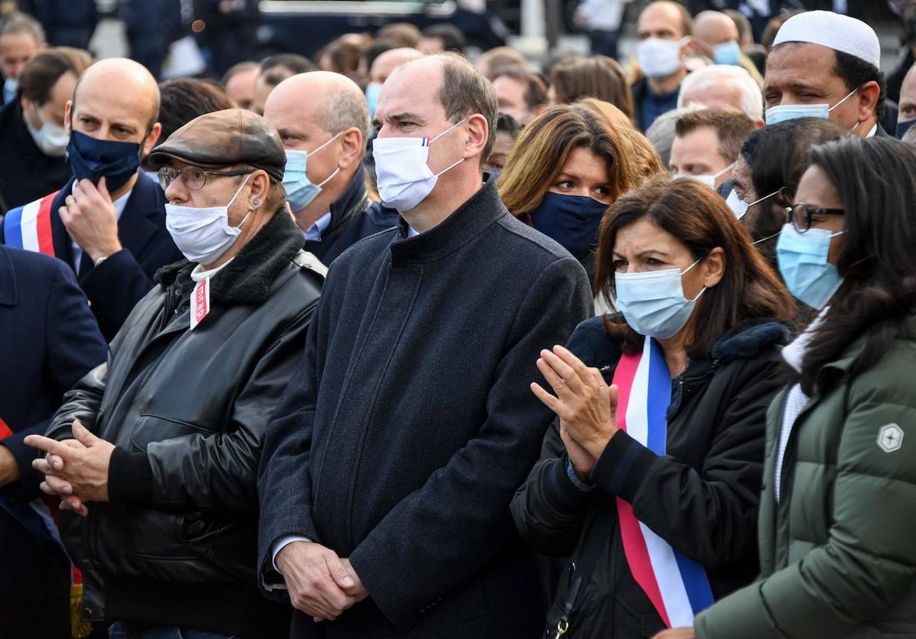 El primer ministro francés Jean Castex (C) y otras autoridades políticas guardan un minuto de silencio en la Plaza de la República en París. 