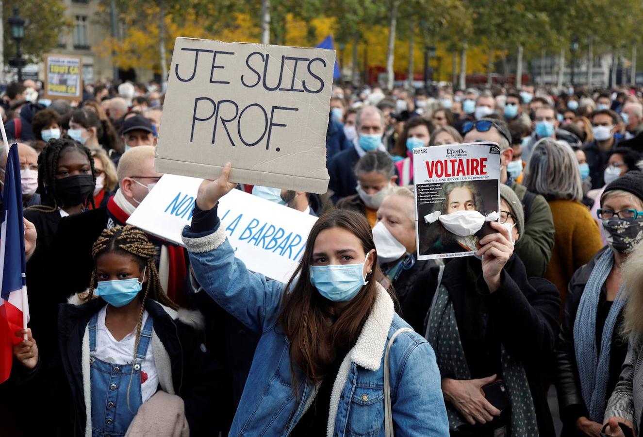 Una mujer sostiene un cartel en el que se puede leer «Soy profesora» durante una de las manifestaciones celebradas en Francia. 