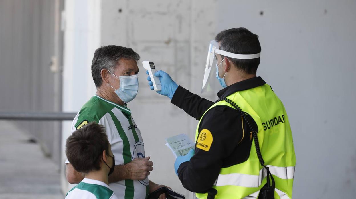 El ambiente con 800 espectadores del Córdoba CF en El Arcángel, en imágenes