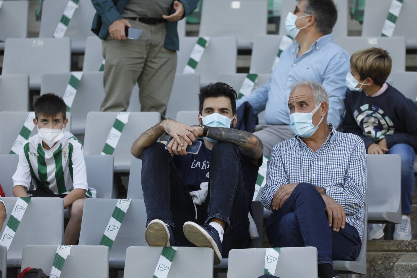 El ambiente con 800 espectadores del Córdoba CF en El Arcángel, en imágenes