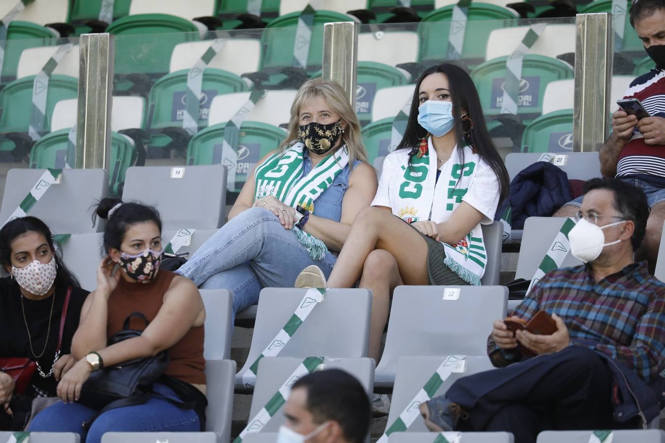 El ambiente con 800 espectadores del Córdoba CF en El Arcángel, en imágenes