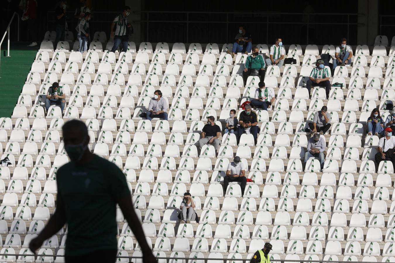 El ambiente con 800 espectadores del Córdoba CF en El Arcángel, en imágenes