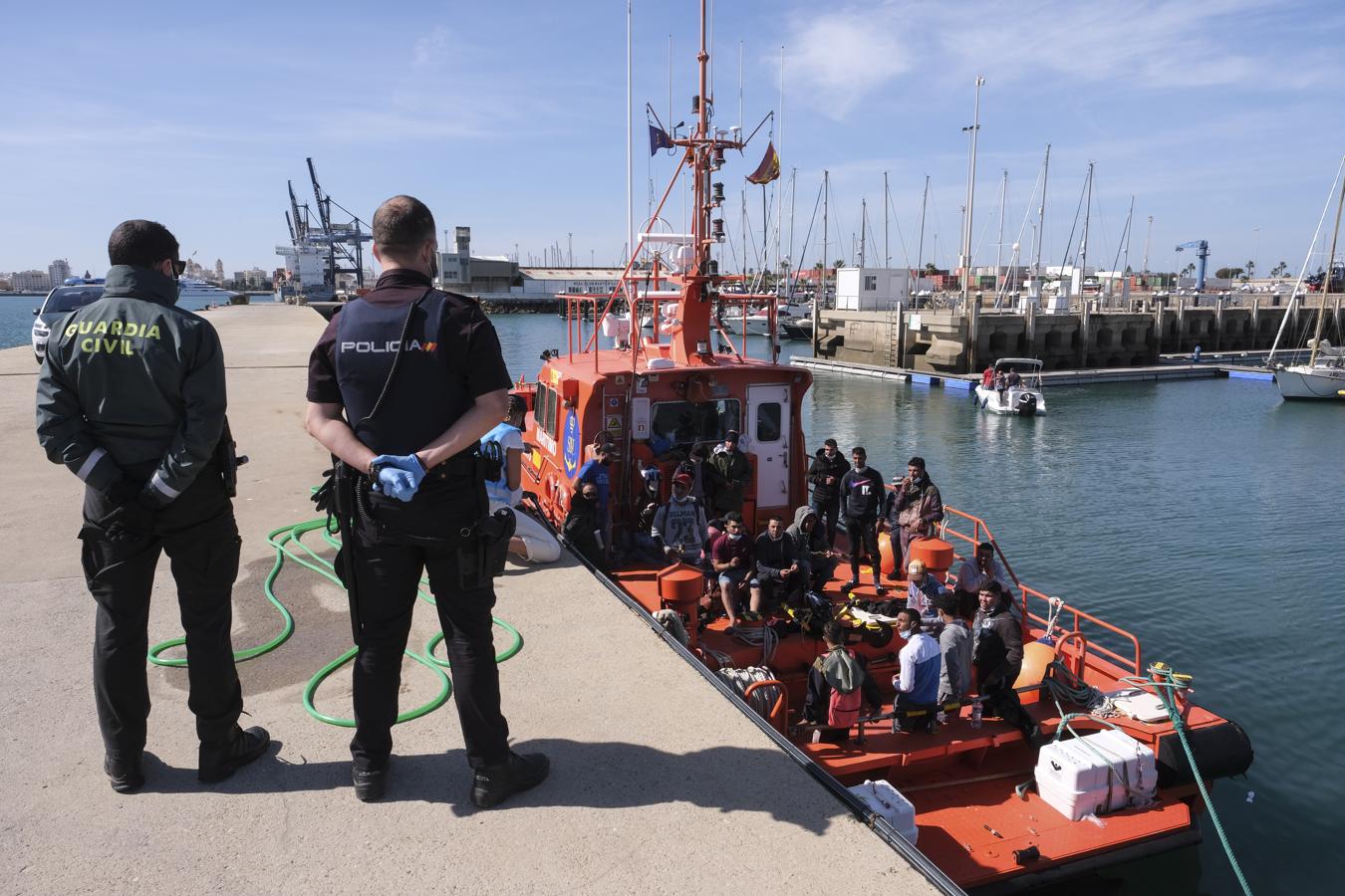 FOTOS: Una patera con más de 20 inmigrantes llega al puerto de Cádiz