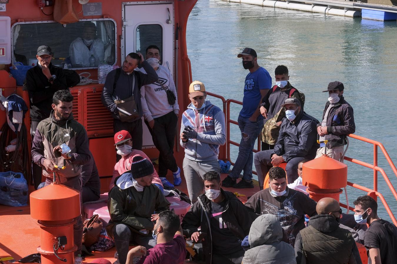 FOTOS: Una patera con más de 20 inmigrantes llega al puerto de Cádiz