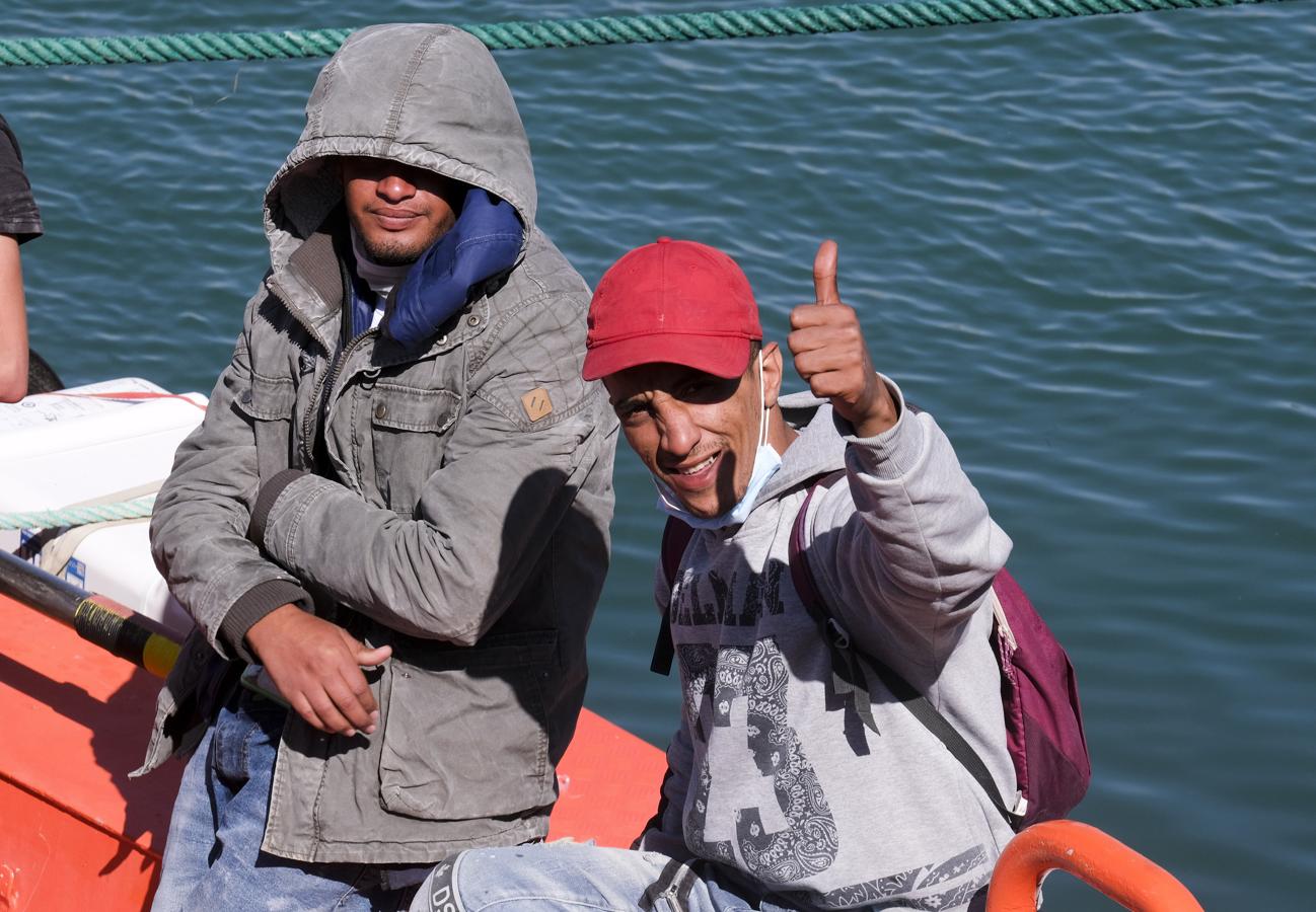 FOTOS: Una patera con más de 20 inmigrantes llega al puerto de Cádiz