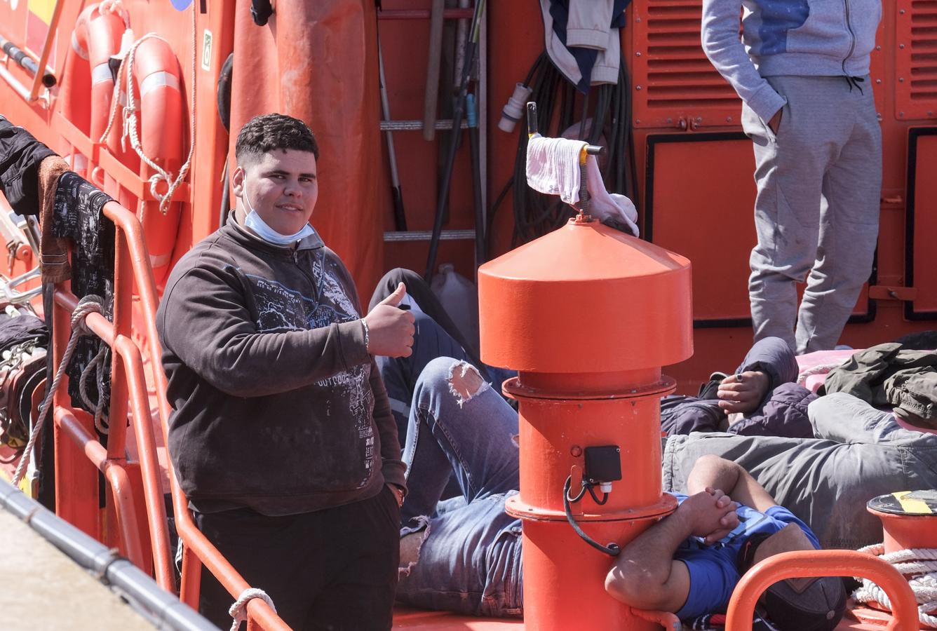 FOTOS: Una patera con más de 20 inmigrantes llega al puerto de Cádiz