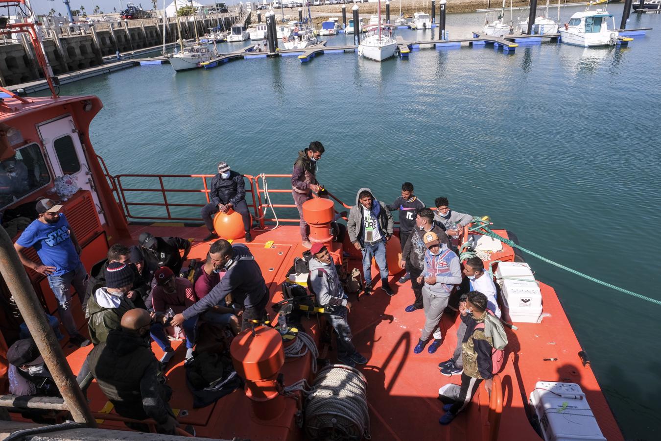 FOTOS: Una patera con más de 20 inmigrantes llega al puerto de Cádiz