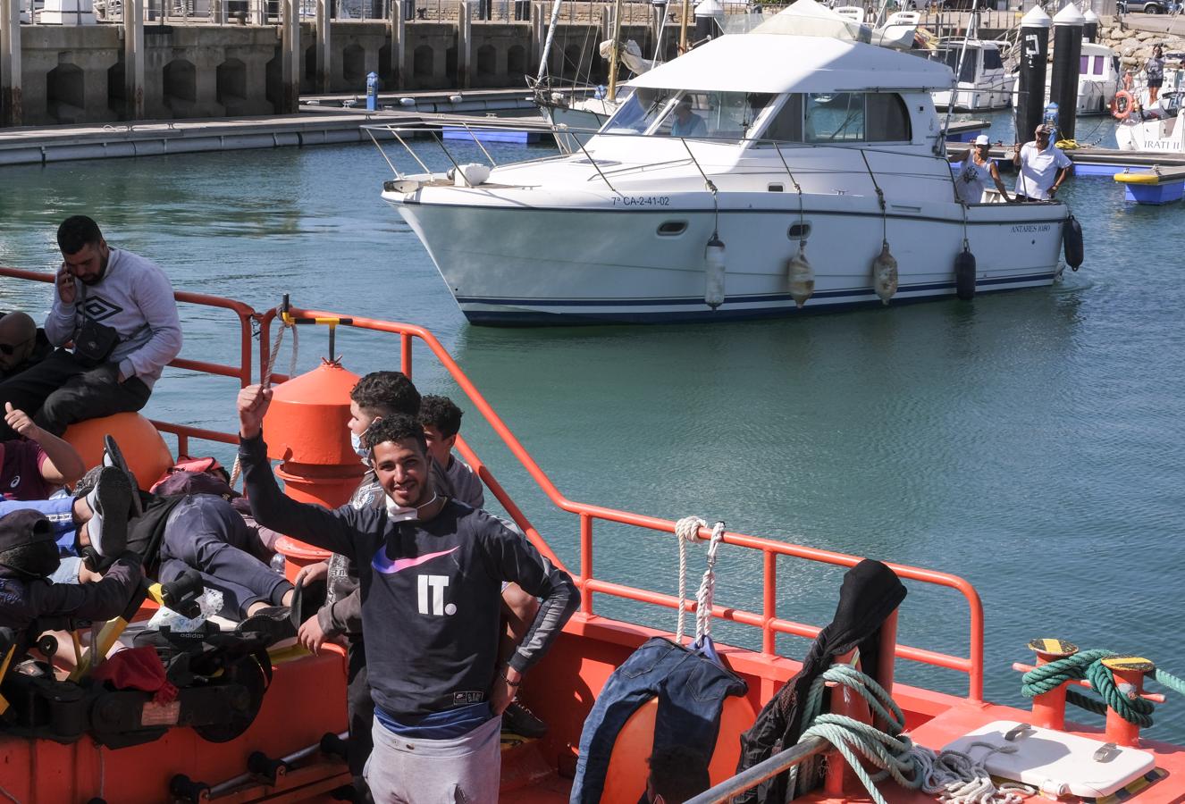 FOTOS: Una patera con más de 20 inmigrantes llega al puerto de Cádiz