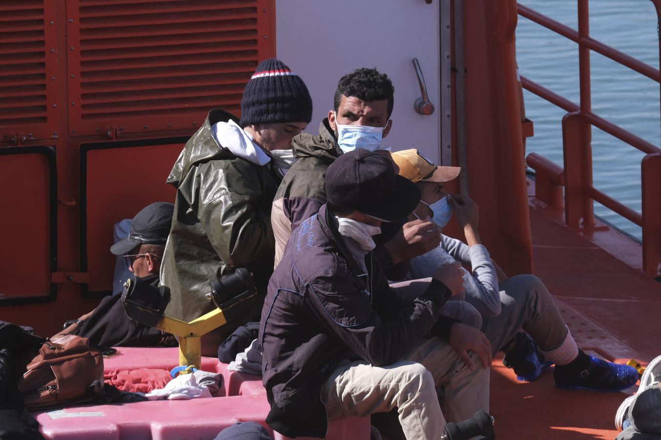 FOTOS: Una patera con más de 20 inmigrantes llega al puerto de Cádiz