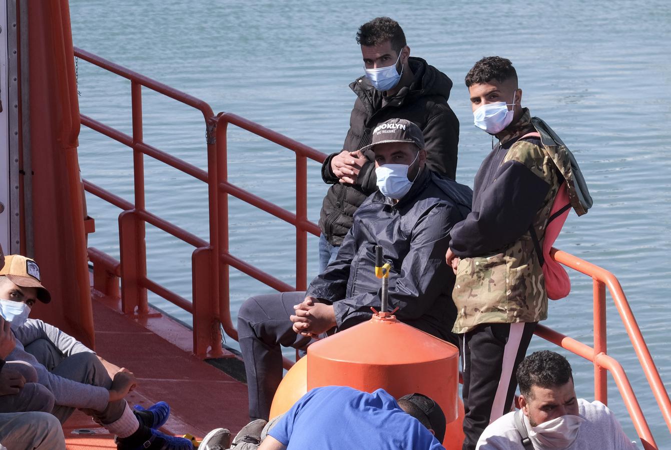 FOTOS: Una patera con más de 20 inmigrantes llega al puerto de Cádiz