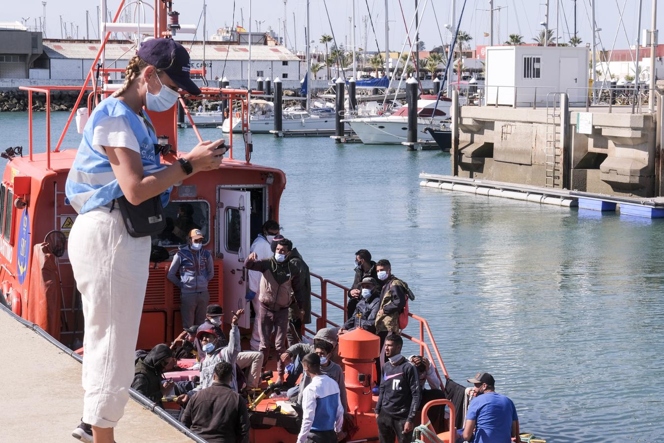 FOTOS: Una patera con más de 20 inmigrantes llega al puerto de Cádiz