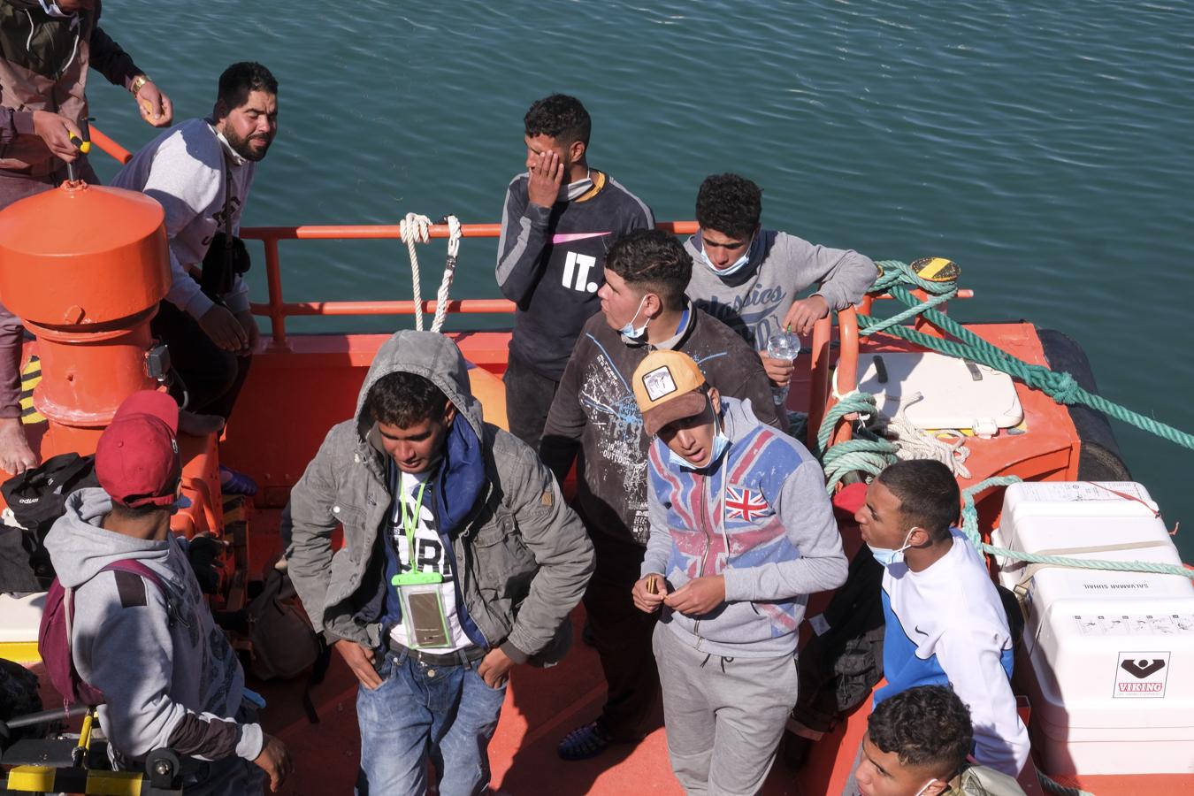 FOTOS: Una patera con más de 20 inmigrantes llega al puerto de Cádiz